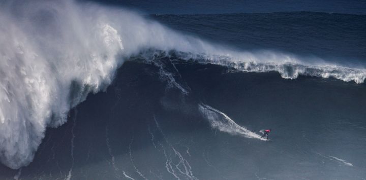 Joao Chianca de Brasil monta una ola durante una sesión de surf de desafío de olas grandes de la WSL en Nazare.