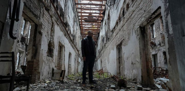 Kostiantyn Kosik, un joven desplazado de 18 años de Avdiivka, en la región de Donetsk, posa dentro del edificio destruido de la facultad de derecho de Irpin, donde estudia. No es tan sencillo para Kostiantyn Kosik, quien toma medicación para sus tics, desmayos y migrañas. "Estoy constantemente nervioso, con los nervios de punta. Es por la guerra. Tiene un gran impacto en mi salud", dijo el joven barbudo de 18 años, vestido de negro.