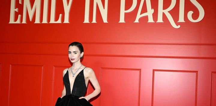 La actriz estadounidense Lily Collins posa durante el preestreno de la quinta temporada de la serie de Netflix "Emily en París", en el Grand Rex de París.