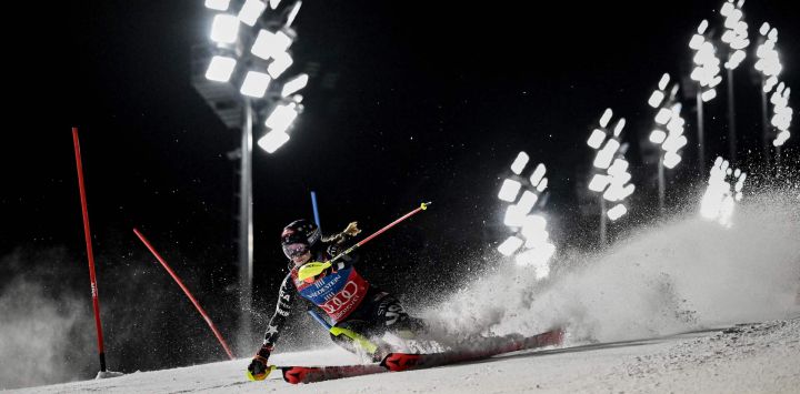 La estadounidense Mikaela Shiffrin compite en la primera manga del eslalon femenino de la Copa del Mundo de Esquí Alpino FIS 2025-2026 en Courchevel, Alpes franceses.