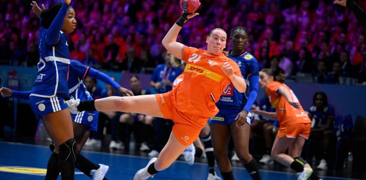 La pívot holandesa número 24, Romee Maarschalkerweerd, dispara durante el partido por el tercer puesto del Campeonato Mundial de Balonmano Femenino de la IHF entre Países Bajos y Francia, en el Rotterdam Ahoy Arena, en Róterdam.