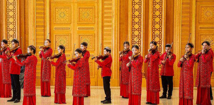 Músicos tocan el violín durante la ceremonia de apertura e inauguración del renovado Monumento a la Neutralidad en Asjabad, al sur de Turkmenistán, en vísperas del 30.º aniversario de la neutralidad de Turkmenistán.