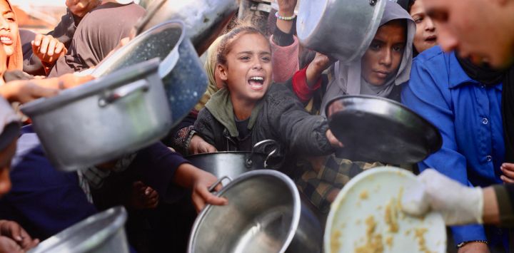 Palestinos desplazados se reúnen para recibir porciones de comida donadas en un comedor social en Khan Yunis, al sur de la Franja de Gaza. El Ministerio de Salud de la Franja de Gaza, gobernada por Hamás, informó que el número total de muertos desde el inicio de la guerra el 7 de octubre de 2023 asciende a 70.668. El alto el fuego promovido por Estados Unidos, vigente desde el 10 de octubre, detuvo la guerra que comenzó tras el mortal ataque de Hamás contra Israel. Sin embargo, sigue siendo frágil, ya que Israel y Hamás se acusan mutuamente casi a diario de incumplimientos.