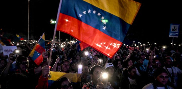 Partidarios del presidente venezolano, Nicolás Maduro, ondean una bandera venezolana durante una manifestación para exigir la paz en Caracas. Trinidad y Tobago anunció el mismo día que había autorizado el uso de sus aeropuertos por parte de aeronaves militares estadounidenses, ante el creciente temor de que Washington pudiera estar preparando un ataque contra la vecina Venezuela.
