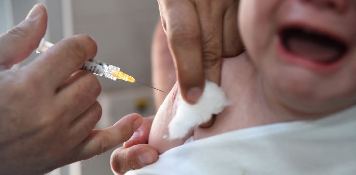 Un trabajador de la salud vacuna a una niña en el Vacunatorio Central de Mendoza, Argentina. Las autoridades sanitarias de una provincia del oeste de Argentina anunciaron que emprenderían acciones legales contra 15 padres por no vacunar a sus hijos ante la caída de las tasas de vacunación en todo el país.