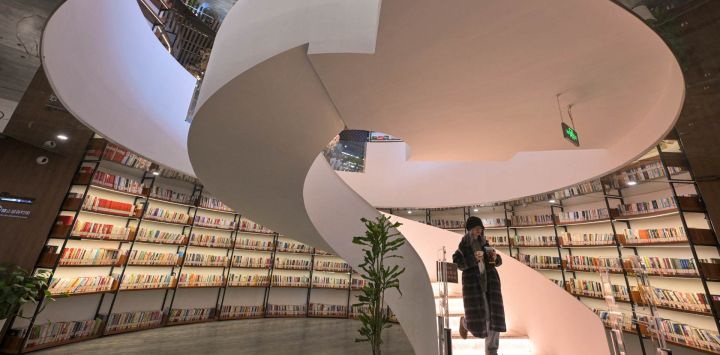 Una mujer visita una librería en Pekín.