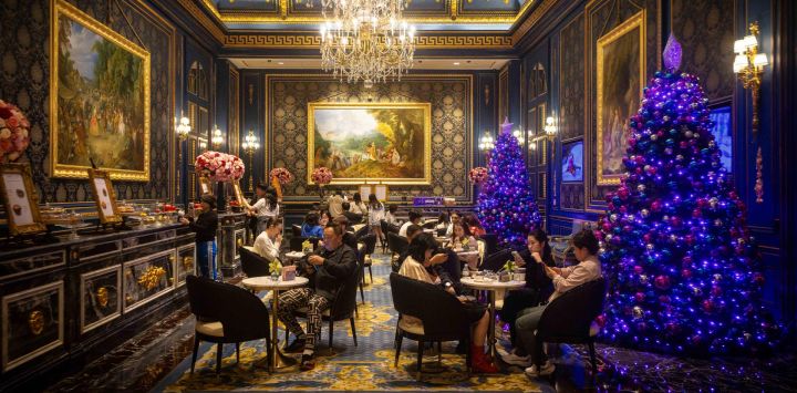 Visitantes se sientan en una cafetería del complejo hotelero parisino de Macao.