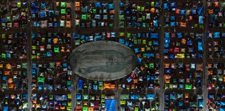 Vista aérea de fieles acampando frente a la Basílica de Nuestra Señora de Guadalupe en la Ciudad de México.