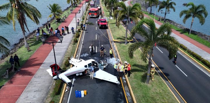 Vista aérea de una aeronave Beechcraft Bonanza Modelo 33 (BE-33) tras realizar un aterrizaje de emergencia en la costa de Amador, en la bahía de Ciudad de Panamá. Las autoridades no reportaron víctimas mortales y se desconoce la causa del accidente.