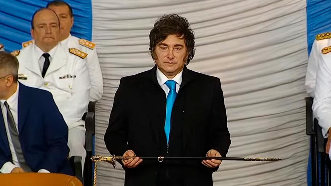 Milei en la entrega de sables y medallas 2025 en el Colegio Militar 18122025