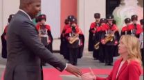 Giorgia Meloni impresionada con el tamaño del presidente de Mozambique