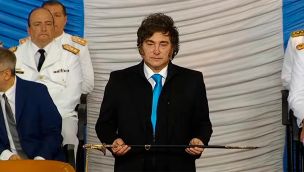 Milei en la entrega de sables y medallas 2025 en el Colegio Militar 18122025