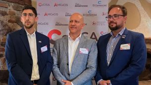 Jonas Tizabi  y Marcelo Amdem junto a Agustín Hesar de Cecisa