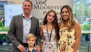 Greg Biffle, su esposa Cristina Grossu Biffle y sus hijos Emma y Ryder