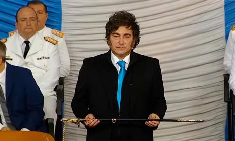 Milei en la entrega de sables y medallas 2025 en el Colegio Militar 18122025