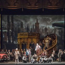 La lírica francesa estará representada por “Los cuentos de Hoffmann” en la emblemática puesta de Eugenio Zanetti, reeditando el éxito de 2019. | Foto:Teatro Colón