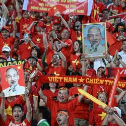Aficionados vietnamitas animan a su selección antes de la final de fútbol masculino entre Tailandia y Vietnam durante los 33º Juegos del Sudeste Asiático (SEA Games) en el Estadio Nacional Rajamangala en Bangkok. | Foto:LILLIAN SUWANRUMPHA / AFP