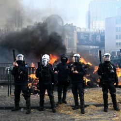 Agentes de policía evacuan la Plaza de Luxemburgo, cerca del Parlamento Europeo, durante una protesta de agricultores para denunciar las reformas de la Política Agrícola Común (PAC) y acuerdos comerciales como el Mercosur, en Bruselas. | Foto:NICOLAS TUCAT / AFP
