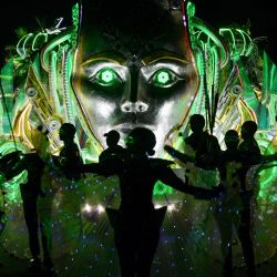 Bailarines se presentan frente a una carroza durante el Festival de la Luz en San José, Costa Rica. | Foto:Ezequiel Becerra / AFP