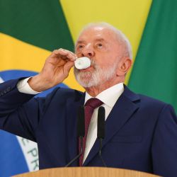 El presidente de Brasil, Luiz Inácio Lula da Silva, toma café durante un desayuno con periodistas acreditados en el Palacio Presidencial de Brasilia. | Foto:Sergio Lima / AFP
