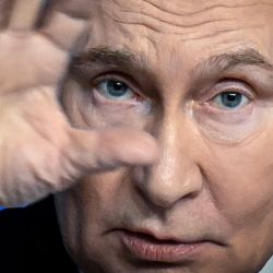 El presidente ruso, Vladímir Putin, gesticula durante su conferencia de prensa anual de fin de año, celebrada en Moscú. Putin declaró ese mismo día que la pelota estaba en el tejado de Occidente y Kiev en las negociaciones para poner fin a la guerra en Ucrania, al tiempo que elogiaba los recientes avances de Moscú en el campo de batalla y amenazaba con más. | Foto:Alexander Nemenov / AFP