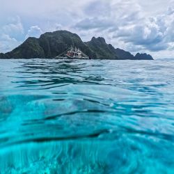 Esta fotografía muestra un barco turístico frente a la costa de la ciudad de El Nido, en la provincia de Palawan, Filipinas. | Foto:Mladen Antonov / AFP