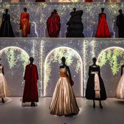 Esta fotografía muestra vestidos de Christian Dior exhibidos en la exposición "La colección Dior d'Azzedine Alaïa" de la Fundación Azzedine Alaïa en la Galería Dior de París. La exposición permanecerá abierta hasta el 3 de mayo de 2026. | Foto:DIMITAR DILKOFF / AFP