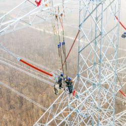 Imagen tomada con un dron de constructores trabajando en una línea de transmisión de energía eléctrica, en la provincia de Anhui, en el este de China. | Foto:Xinhua/Zheng Xianlie