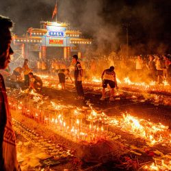La gente quema varillas de incienso mientras ofrece oraciones durante el Festival Jiao de Kam Tin, que se celebra cada diez años en Hong Kong. Este ritual taoísta se realiza para agradecer a las deidades, alejar la desgracia y orar por la paz y la prosperidad de la comunidad. | Foto:Leung Man Hei / AFP