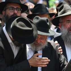 Los dolientes siguen al coche fúnebre que transporta el ataúd del rabino Eli Schlanger, asesinado en el tiroteo de Bondi Beach, tras su funeral en la sinagoga Jabad de Bondi en Sídney. | Foto:DAVID GRAY / AFP