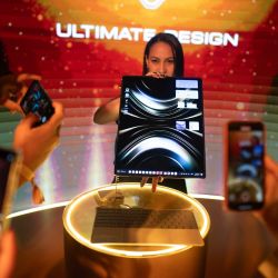 Una promotora muestra la computadora portátil plegable Matebook Fold durante el evento de lanzamiento de productos de la compañía china de tecnología Huawei, en la ciudad de Buenos Aires, Argentina. | Foto:Xinhua/Martín Zabala