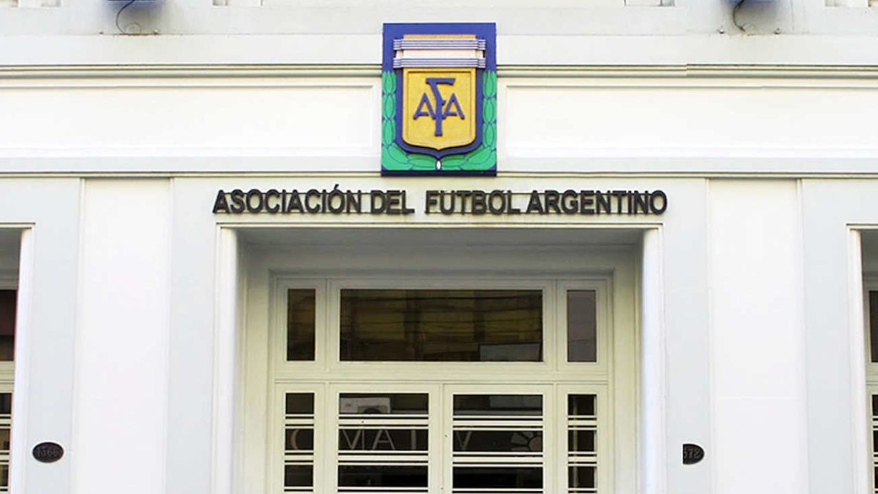 Edificio de la AFA en Viamonte y jugadores de la Selección
