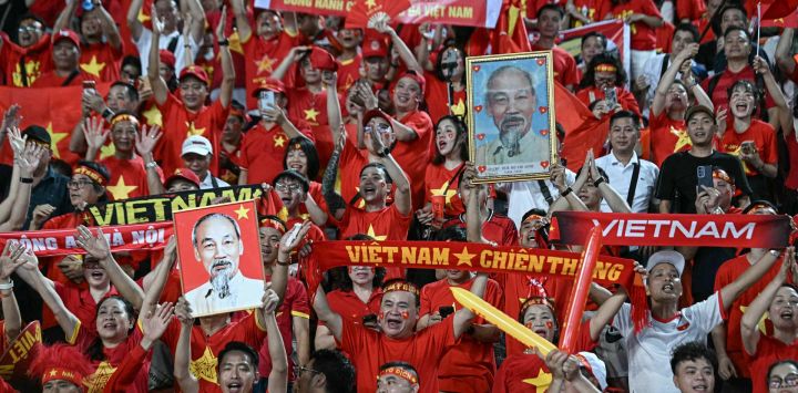 Aficionados vietnamitas animan a su selección antes de la final de fútbol masculino entre Tailandia y Vietnam durante los 33º Juegos del Sudeste Asiático (SEA Games) en el Estadio Nacional Rajamangala en Bangkok.