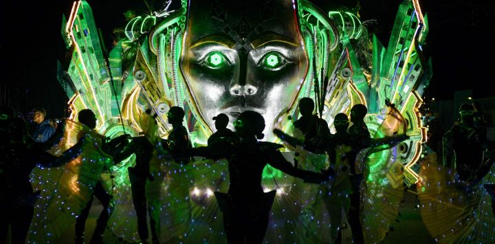 Bailarines se presentan frente a una carroza durante el Festival de la Luz en San José, Costa Rica.