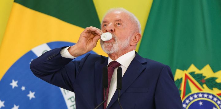 El presidente de Brasil, Luiz Inácio Lula da Silva, toma café durante un desayuno con periodistas acreditados en el Palacio Presidencial de Brasilia.