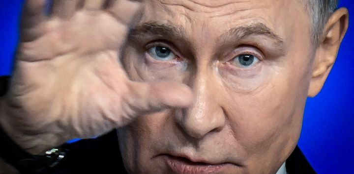 El presidente ruso, Vladímir Putin, gesticula durante su conferencia de prensa anual de fin de año, celebrada en Moscú. Putin declaró ese mismo día que la pelota estaba en el tejado de Occidente y Kiev en las negociaciones para poner fin a la guerra en Ucrania, al tiempo que elogiaba los recientes avances de Moscú en el campo de batalla y amenazaba con más.
