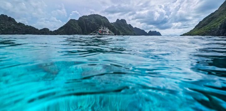 Esta fotografía muestra un barco turístico frente a la costa de la ciudad de El Nido, en la provincia de Palawan, Filipinas.