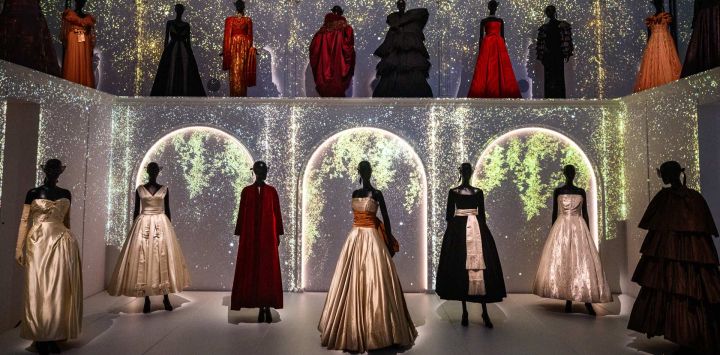 Esta fotografía muestra vestidos de Christian Dior exhibidos en la exposición "La colección Dior d'Azzedine Alaïa" de la Fundación Azzedine Alaïa en la Galería Dior de París. La exposición permanecerá abierta hasta el 3 de mayo de 2026.