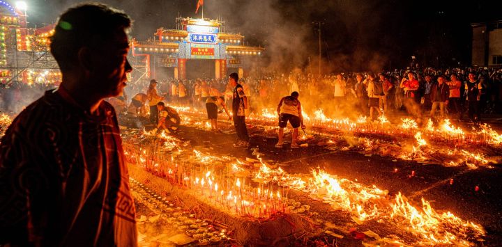 La gente quema varillas de incienso mientras ofrece oraciones durante el Festival Jiao de Kam Tin, que se celebra cada diez años en Hong Kong. Este ritual taoísta se realiza para agradecer a las deidades, alejar la desgracia y orar por la paz y la prosperidad de la comunidad.