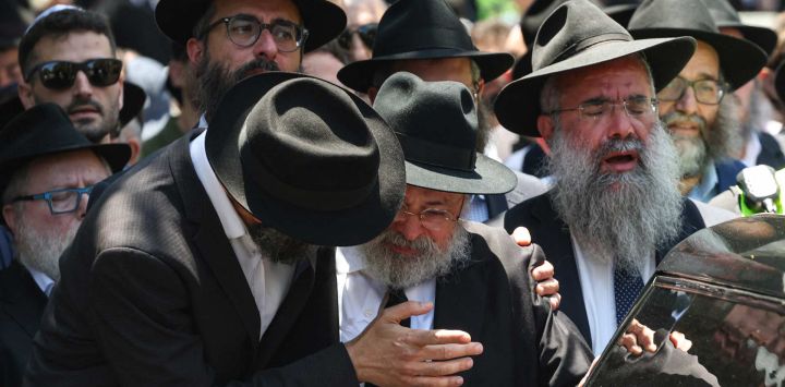 Los dolientes siguen al coche fúnebre que transporta el ataúd del rabino Eli Schlanger, asesinado en el tiroteo de Bondi Beach, tras su funeral en la sinagoga Jabad de Bondi en Sídney.
