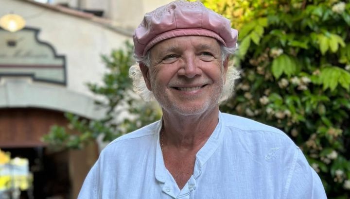 Francis Mallman lejos de la cocina: cose jeans para vender