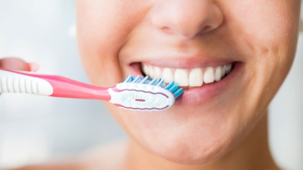 Cuál es el momento ideal para cepillarse los dientes y cómo hacerlo correctamente.