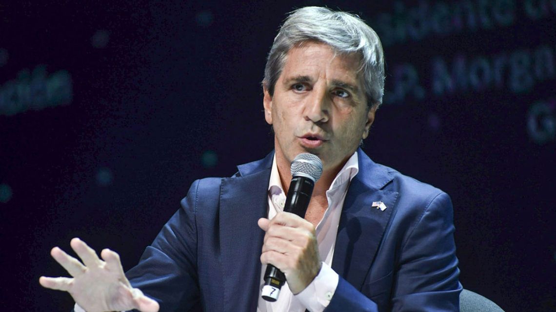 Luis Caputo sobre emitir más deuda bajo legislación extranjera: "Trataremos que no la haya"