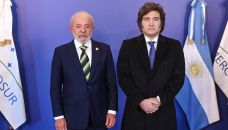 Lula y Milei, posando en la foto protocolar de saludo en el Mercosur.