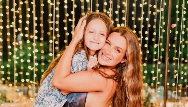 La increíble pijamada que organizó Cami Homs para su hija Francesca: spa, mini cine en el jardín y una carpa llena de flores 