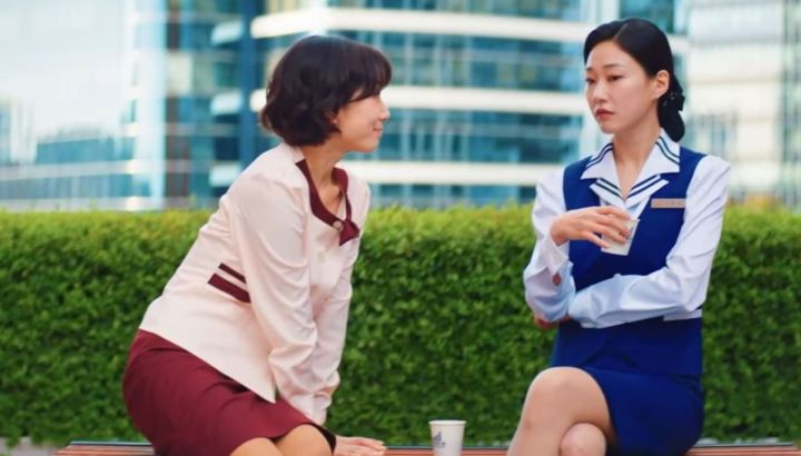 "Undercover Miss Hong" promete romance retro de los 90 y comedia de oficina con un tráiler