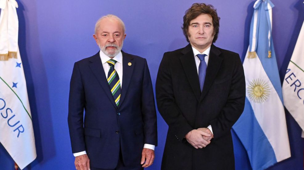 Lula y Milei, posando en la foto protocolar de saludo en el Mercosur.