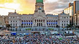 “Ninguna familia sin Navidad”: una gran mesa frente al Congreso para 5 mil personas