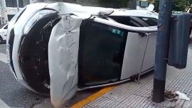 Flores: una camioneta circuló al menos cinco cuadras en contramano, chocó y volcó