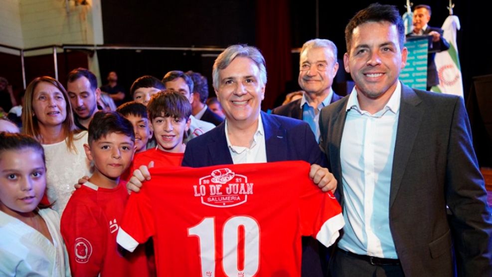 Matias Torres junto a Martín Llaryora